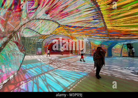 Los Angeles, la Serpentine Pavilion, arc-en-ciel de tunnels, structure temporaire immersive où l'art et la science se rencontrent. 24 Nov, 2019. Les touristes à pied dans la Serpentine Pavilion de La Brea Tar Pits in Los Angeles, États-Unis, le 16 juillet 2019. Le pavillon de la Serpentine, arc-en-ciel de tunnels, structure temporaire immersive où l'art et la science se rencontrent, s'ouvre au public du 28 juin au 24 novembre 2019. Crédit : Li Ying/Xinhua/Alamy Live News Banque D'Images