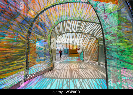 Los Angeles, la Serpentine Pavilion, arc-en-ciel de tunnels, structure temporaire immersive où l'art et la science se rencontrent. 24 Nov, 2019. Le tourisme ou les promenades dans la Serpentine Pavilion de La Brea Tar Pits in Los Angeles, États-Unis, le 16 juillet 2019. Le pavillon de la Serpentine, arc-en-ciel de tunnels, structure temporaire immersive où l'art et la science se rencontrent, s'ouvre au public du 28 juin au 24 novembre 2019. Crédit : Li Ying/Xinhua/Alamy Live News Banque D'Images