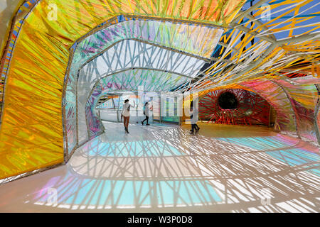 Los Angeles, la Serpentine Pavilion, arc-en-ciel de tunnels, structure temporaire immersive où l'art et la science se rencontrent. 24 Nov, 2019. Les touristes à pied dans la Serpentine Pavilion de La Brea Tar Pits in Los Angeles, États-Unis, le 16 juillet 2019. Le pavillon de la Serpentine, arc-en-ciel de tunnels, structure temporaire immersive où l'art et la science se rencontrent, s'ouvre au public du 28 juin au 24 novembre 2019. Crédit : Li Ying/Xinhua/Alamy Live News Banque D'Images