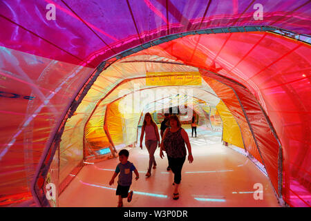 Los Angeles, la Serpentine Pavilion, arc-en-ciel de tunnels, structure temporaire immersive où l'art et la science se rencontrent. 24 Nov, 2019. Les touristes à pied dans la Serpentine Pavilion de La Brea Tar Pits in Los Angeles, États-Unis, le 16 juillet 2019. Le pavillon de la Serpentine, arc-en-ciel de tunnels, structure temporaire immersive où l'art et la science se rencontrent, s'ouvre au public du 28 juin au 24 novembre 2019. Crédit : Li Ying/Xinhua/Alamy Live News Banque D'Images