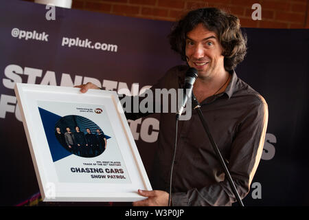 Le leader de Snow Patrol Gary Lightbody reçoit le prix de la plupart des chanson du 21e siècle, en fonction de société de gestion de la musique PPL pour sa bande son dossier, Chasing Cars, à l'Oxo Tower, London. Banque D'Images