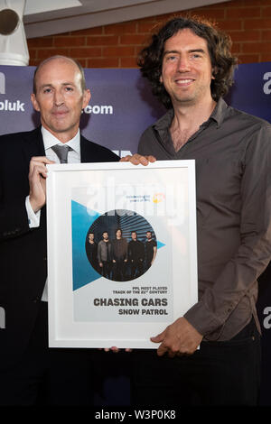 Directeur général d'PPLUK Peter Leatham (à gauche) présente le leader de Snow Patrol Gary Lightbody avec le prix de la plupart des chanson du 21e siècle, en fonction de société de gestion de la musique PPL pour sa bande son dossier, Chasing Cars, à l'Oxo Tower, London. Banque D'Images