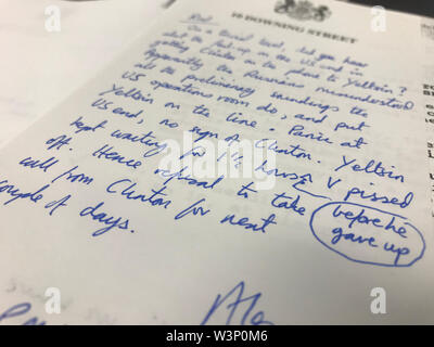 De 0001 SOUS EMBARGO JEUDI 18 JUILLET une note manuscrite sur papier de Downing Street, vu aux Archives nationales, qui révèle que Boris Eltsine a été mis en attente pendant 90 minutes à Bill Clinton en 1994. Banque D'Images