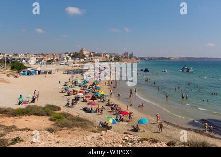 Denia, Costa Blanca, Espagne belle plage de la Méditerranée et de la côte sud du Cap Roig Banque D'Images