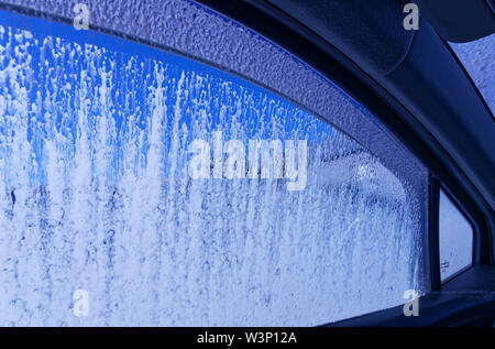 Temps de se nettoyer, laver une voiture windows Banque D'Images