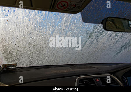 La fenêtre d'une voiture d'être lavé à un lavage de voiture Banque D'Images