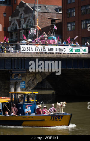 Bristol, Royaume-Uni. 15 juillet 2019. Des centaines de manifestants rébellion Extinction Bristol bloc à l'aide d'un pont à voile rose et dans les rues Banque D'Images