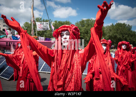 Bristol, Royaume-Uni. 15 juillet 2019. Des centaines de manifestants rébellion Extinction Bristol bloc à l'aide d'un pont à voile rose et dans les rues Banque D'Images