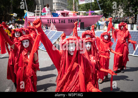 Bristol, Royaume-Uni. 15 juillet 2019. Des centaines de manifestants rébellion Extinction Bristol bloc à l'aide d'un pont à voile rose et dans les rues Banque D'Images