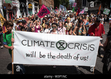 Bristol, Royaume-Uni. 15 juillet 2019. Des centaines de manifestants rébellion Extinction Bristol bloc à l'aide d'un pont à voile rose et dans les rues Banque D'Images