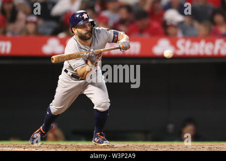 16 juillet 2019 : Astros de Houston Le deuxième but José Altuve (27) bunts pour un seul pendant le jeu entre les Astros de Houston et les Los Angeles Angels of Anaheim au Angel Stadium à Anaheim, CA, (photo de Peter Renner and Co, Cal Sport Media) Banque D'Images