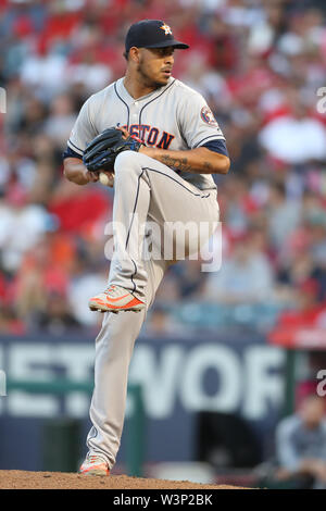 16 juillet 2019 : Hector de baseball Houston Astros Rondon (30) rend le début de Houston pendant le jeu entre les Astros de Houston et les Los Angeles Angels of Anaheim au Angel Stadium à Anaheim, CA, (photo de Peter Renner and Co, Cal Sport Media) Banque D'Images