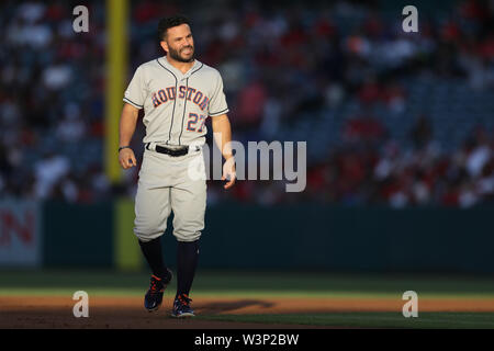 16 juillet 2019 : Astros de Houston Le deuxième but José Altuve (27) promenades dans la décoloration du soleil dans entre manches pendant le jeu entre les Astros de Houston et les Los Angeles Angels of Anaheim au Angel Stadium à Anaheim, CA, (photo de Peter Renner and Co, Cal Sport Media) Banque D'Images