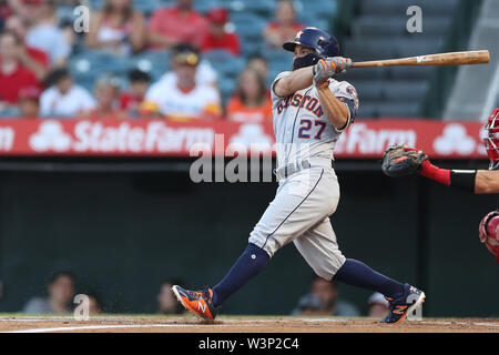 16 juillet 2019 : Astros de Houston Le deuxième but José Altuve (27) montres comme son tube tombe pour un seul pendant le jeu entre les Astros de Houston et les Los Angeles Angels of Anaheim au Angel Stadium à Anaheim, CA, (photo de Peter Renner and Co, Cal Sport Media) Banque D'Images