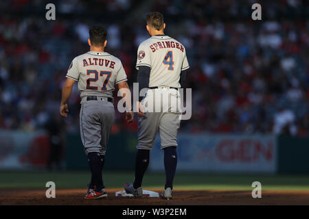 16 juillet 2019 : Astros de Houston Le deuxième but José Altuve (27) et d'Astros de Houston champ centre George Springer (4) Promenades vers leur base en entre manches pendant le jeu entre les Astros de Houston et les Los Angeles Angels of Anaheim au Angel Stadium à Anaheim, CA, (photo de Peter Renner and Co, Cal Sport Media) Banque D'Images