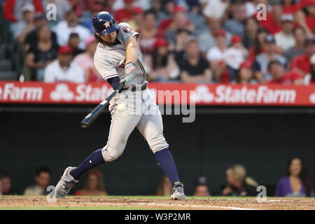 16 juillet 2019 : Astros de Houston center fielder Jake Marisnick (6) des célibataires malgré les huées de fort les fans suite à sa collision avec une plaque accueil anges prises dans leurs séries précédentes pendant le jeu entre les Astros de Houston et les Los Angeles Angels of Anaheim au Angel Stadium à Anaheim, CA, (photo de Peter Renner and Co, Cal Sport Media) Banque D'Images