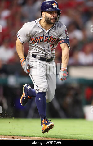 16 juillet 2019 : Astros de Houston Le deuxième but José Altuve (27) frais de première base avec un bunt seul pendant le jeu entre les Astros de Houston et les Los Angeles Angels of Anaheim au Angel Stadium à Anaheim, CA, (photo de Peter Renner and Co, Cal Sport Media) Banque D'Images