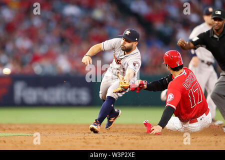 16 juillet 2019 : Astros de Houston Le deuxième but José Altuve (27) tente de le lancer sur le terrain à la seconde comme frappeur désigné Los Angeles Angels Shohei Ohtani (17) vole la deuxième base pendant le jeu entre les Astros de Houston et les Los Angeles Angels of Anaheim au Angel Stadium à Anaheim, CA, (photo de Peter Renner and Co, Cal Sport Media) Banque D'Images