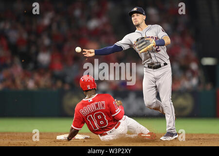 16 juillet 2019 : Astros de Houston de troisième but Alex Bregman (2) complète le double jeu sur une vitre coulissante gauche Los Angeles Angels fielder Brian Goodwin (18) pendant le jeu entre les Astros de Houston et les Los Angeles Angels of Anaheim au Angel Stadium à Anaheim, CA, (photo de Peter Renner and Co, Cal Sport Media) Banque D'Images