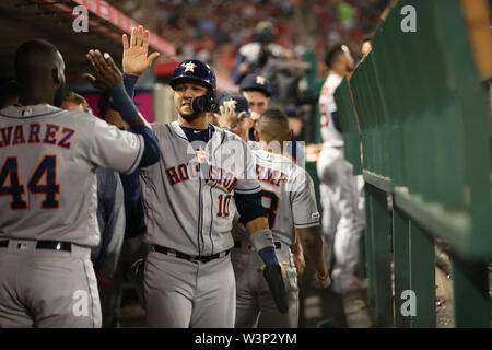 16 juillet 2019 : Le joueur de premier but des Houston Astros Yuli Gurriel (10) obtient un score élevé cinq après une course durant le match entre les Astros de Houston et les Los Angeles Angels of Anaheim au Angel Stadium à Anaheim, CA, (photo de Peter Renner and Co, Cal Sport Media) Banque D'Images