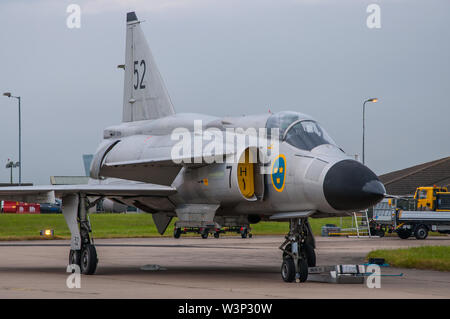 Le Saab 37 Viggen suédois '' Thunderbolt, un seul moteur de gamme moyenne à courte et de chasse des aéronefs d'attaque. Avion à réaction. Vol historique de la Force aérienne suédoise Banque D'Images