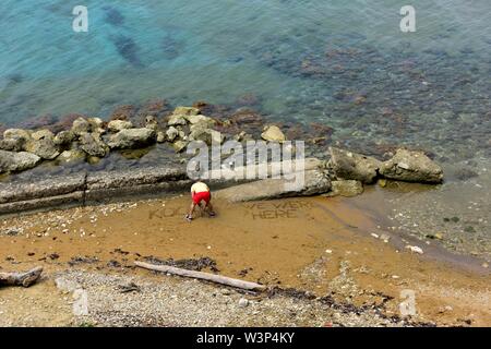 Un homme écrit son nom dans le sable sur la plage peroulades Loggas,,Corfou,grèce,Îles Ioniennes Banque D'Images