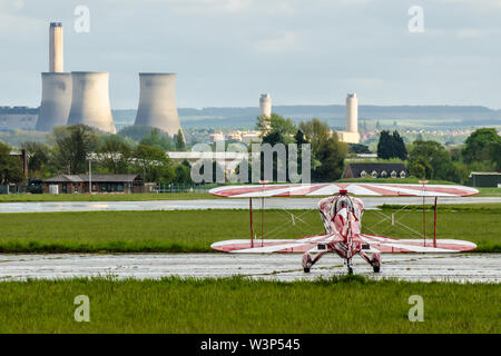 Tours de refroidissement de la centrale électrique de Didcot vues depuis l'aérodrome d'Abingdon de la RAF, Dalton Barracks, avec l'avion Pitts Special Banque D'Images