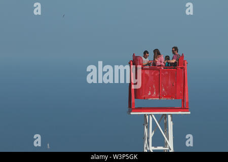 Tibidabo, Barcelone, Espagne - Jun 10, 2019 : Cabine avec passagers à grande hauteur Banque D'Images