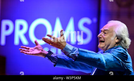 Prague, République tchèque. 16 juillet, 2019. Chef américain Carl Davis a dirigé l'Orchestre symphonique national tchèque durant la nuit d'Hollywood, événement final de festival international de musique Prague Proms, le 16 juillet 2019, à Prague, en République tchèque. Credit : Michal Kamaryt/CTK Photo/Alamy Live News Banque D'Images