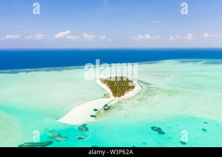 Seascape avec une île paradisiaque. L'Île Onok, Balabac Philippines. Une petite île avec une plage de sable blanc et de bungalows. Îles des Philippines. Banque D'Images