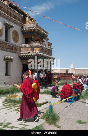 Les moines bouddhistes se réunissent au monastère Erdene Zuu Karakorum, dans l'ancienne vallée de l'Orkhon, Mongolie Banque D'Images