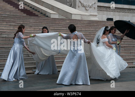 Un bord de la mariée mongole lutte avec son train à la procédure du Parlement (Gouvernement) House, sur Oulan-bator Sukhbaatar Square, Banque D'Images