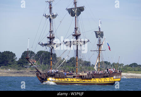 Shtandart réplique d'une frégate russe à partir de 1703, le port d'attache : Saint-Pétersbourg), grande parade, Semaine du golfe du Morbihan (Morbihan, Bretagne, FR). Banque D'Images