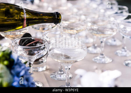 Bouteille de champagne dans un verre propre belle Banque D'Images