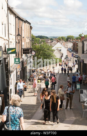 Les gens marcher dans le centre-ville de Durham et à travers Elvet Bridge, dans le comté de Durham, England, UK Banque D'Images