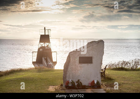 Portishead, North Somerset, Royaume-Uni. 11 juillet 2019. Le Mémorial des marins avec le phare en arrière-plan à Battery Point, Portishead. Banque D'Images