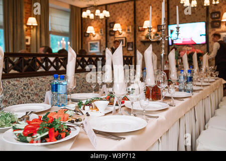 La table du banquet dans le restaurant est entièrement réservés et des collations sont disponibles. Banque D'Images