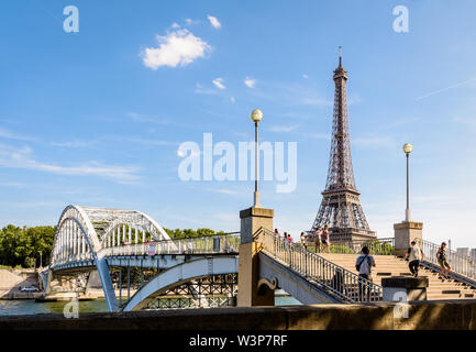 La passerelle Debilly est un piéton par arch bridge sur la rivière Seine, construit en 1900 non loin de la Tour Eiffel à Paris, France. Banque D'Images