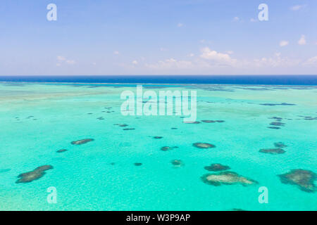Avec l'eau de mer et lagon de corail, l'eau l'arrière-plan. Seascape à l'eau claire. Grand atoll avec lagon. Banque D'Images
