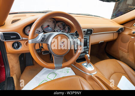 Moscou, Russie - 23 avril 2019 : intérieur d'une voiture de sport Porsche.  Chronomètre de sport avec horloge électronique ou horloge classique  analogique au choix. Options d'installation sur le tableau de bord