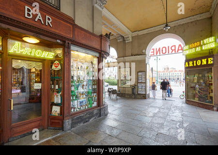 CUNEO, ITALIE - 13 août 2016 : Arione ancienne pâtisserie et café avec les gens dans une journée d'été dans la région de Cuneo, Italie. Banque D'Images