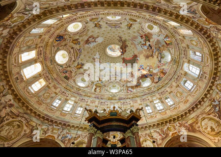 Vicoforte, Italie - 17 août 2016 : Sanctuaire de Vicoforte baroque avec des fresques dôme elliptique, grand angle de vue dans le Piémont, Italie Banque D'Images