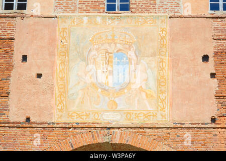 Vicoforte, Italie - 17 août 2016 : Sanctuaire de Vicoforte church, armoiries fresco sur briques rouges latérales façade dans un jour d'été ensoleillé dans le Piémont, Banque D'Images