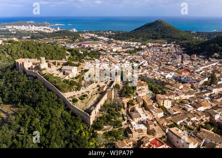 Drone abattu, vue sur la ville de Castell de Capdepera, Manacor, Majorque, Îles Baléares, Espagne Banque D'Images