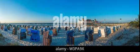 Pont sur la mer avec des chaises de plage, de Nice, de la mer Baltique Usedom, Allemagne Banque D'Images