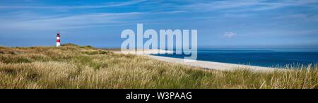 Plage avec List-Ost phare avec de l'herbe des dunes, coude, Sylt, le frison du Nord, mer du Nord, l'île de Frise du Nord, Schleswig-Holstein, Allemagne Banque D'Images