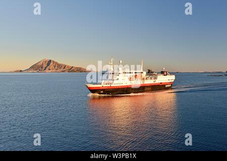 Navire Hurtigruten MS Vesteralen et l'île de Bolga dans la distance, Nordland, Norvège Banque D'Images