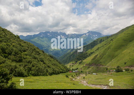 Sur les montagnes et route de Tusheti Région à l'été. La Géorgie Banque D'Images