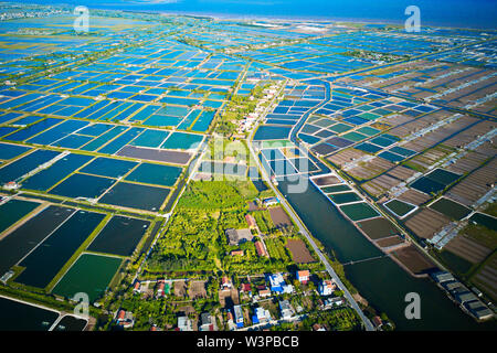 Image aérienne de grandes fermes d'élevage de crevettes dans la région côtière de Giao Thuy, Vietnam. Banque D'Images