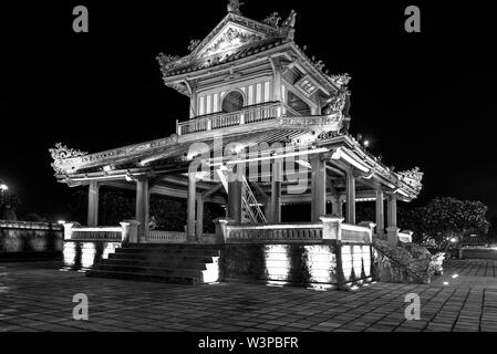 Phu Van Pavilion dans la nuit en face de la ville impériale de Hue, Vietnam Banque D'Images